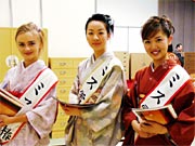 会場に和服で華を添えるミス雪椿