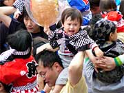 お父さんの肩の上で子どもは泣き顔
