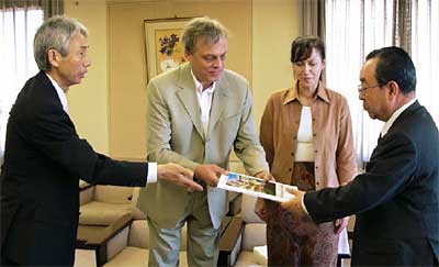 左から遠藤さん、ティムさん、アンゲリカさん、高橋市長