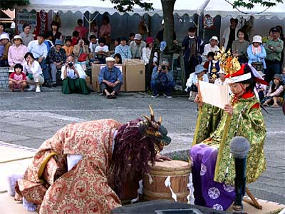 13日開かれた第5回ヤマタノオロチ伝説まつりのヤマタノオロチの舞