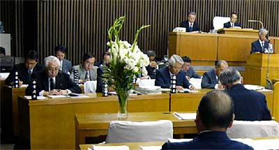 16日の燕定例会初日で行われた故古寺市議に対する追悼演説で、故古寺市議の席に花を飾った。