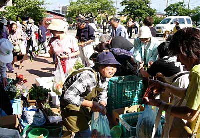 15日、三条市厚生福祉会館で初めて行われたしみん夕市