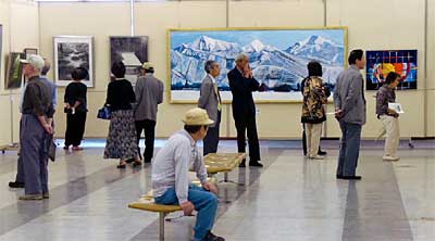 6日まで三条市体育文化センターで開かれている第5回三条美術協会展