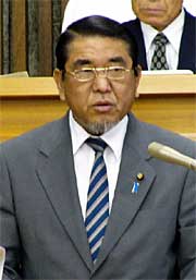 追悼演説を行う大岩副議長