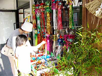 加茂市・宮大門くしやの店頭に並ぶ七夕飾り