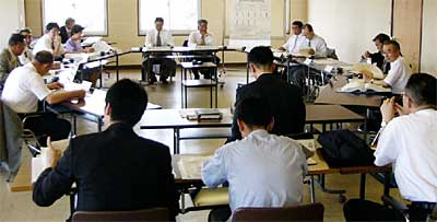 5日開かれた燕・吉田・分水合併推進協議会の新市の事務所・組織検討委員会