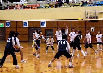 4日開かれた平成16年度三条市PTAバレーボール大会