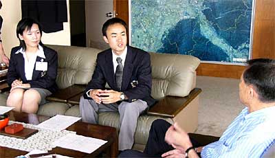 左から青年海外協力隊員としてスリランカへ派遣される小林さん、タンザニアへ派遣される星さん、それと高橋三条市長