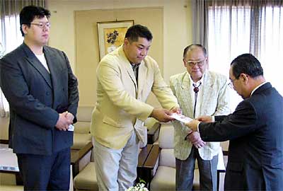 左から燕市調理師会青年部の知野会計、星野部長、桝本燕市調理師会会長、高橋市長