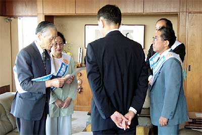 法務大臣メッセージを読み上げる広岡豊作三条地区保護司会会長(いちばん左)