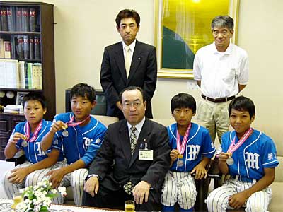 前列左から伊藤君、小林君、高橋市長、竹越君、野島君、後列左から深海監督、小林父母会長