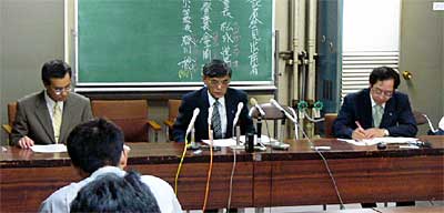 記者会見する左から春川井栗小校長、松永市教育長、金子学校教育課長