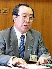 定例会見で新市の市長選に立候補しない考えを明らかにする高橋燕市長