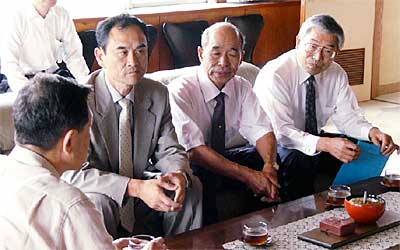 左から高橋市長、三条管工事業協同組合の小柳理事長、飯塚理事、関専務理事
