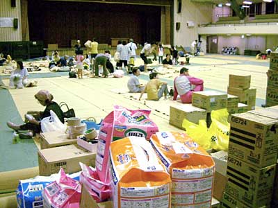 救援物資が山積みになった三条市厚生福祉会館