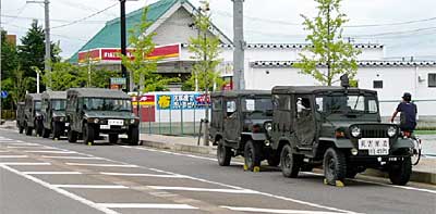 再び三条市入りして、市役所そばに並ぶ自衛隊先遣隊のジープ