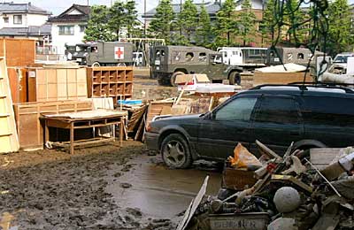 四日町小学校での復旧作業を終えて帰還する自衛隊