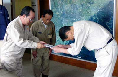 左から高橋燕市長、赤塚燕市議会議長、高橋三条市長