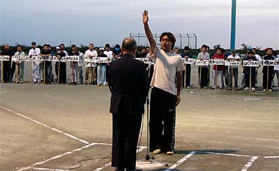 登石市教育長に向かって選手宣誓を行う小中川バッファローズ・高野選手