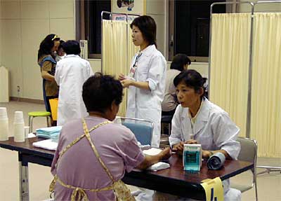 20日、三条市総合福祉センターに開設された災害時臨時夜間救護所