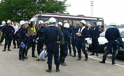 1日の作業を終わって帰路につく燕市消防団員