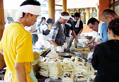 月岡小学校でうどんの炊き出しを行う県商工会議所青年部連合会