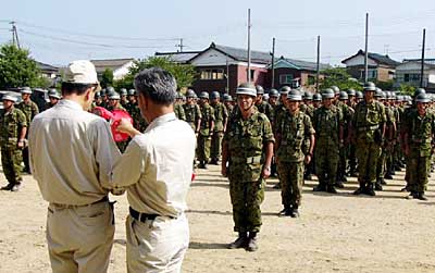 23日、条南小学校で行われた自衛隊の撤収式