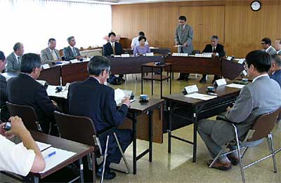 26日開かれた燕・吉田・分水合併協議会の新市の事務所・組織検討委員会