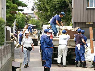東新保地内で作業する上越地区支会