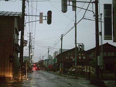 25日午後6時10分、信号機も消えた西四日町付近の停電