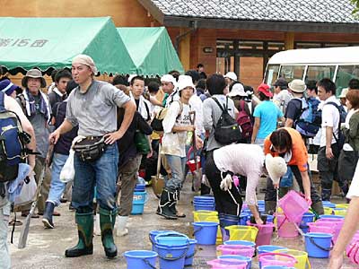 1日の作業を終わって月岡小学校に続々と戻るボランティア