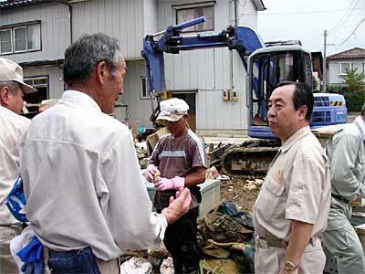燕市の建設業者を激励する高橋燕市長