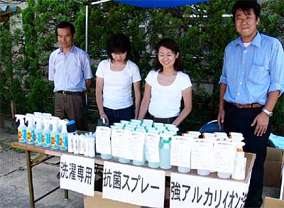 江戸川産業で抗菌剤などを配布する冨井抗菌マイスター(株)社長（右から2人目）