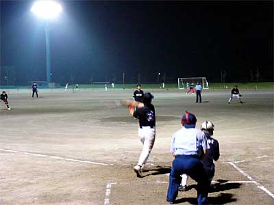27日行われた第33回燕市民ナイターソフトボール大会決勝戦で対戦する小中川バファローズと協和クラブ