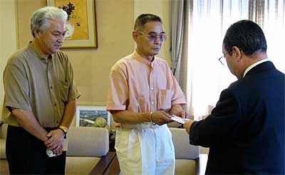 左から燕市飲食業防犯協力会の大橋副会長、高田会長、そして高橋燕市長