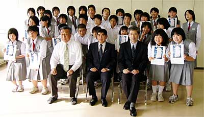 新潟県トキ保護募金推進委員会から感謝状を受けて泉町長や近藤勉県環境部環境企画課長と記念写真に写る吉田町の中学1年生31人