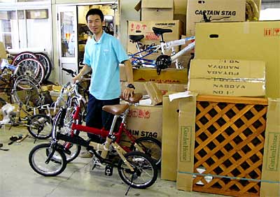 キャプテンスタッグフェア・アウトレットセールに向けて販売する自転車を組み立てて準備するパール金属(株)のスタッフ