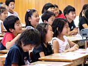 目を輝かせて授業に参加する児童