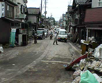 由利地内で家財道具を出すなど片づけ始まる