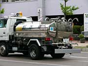 給水所へ向かう給水車