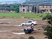 曲渕地内では濁流に巻き込まれた車があちこちに放置されたまま