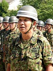 あいさつする新発田駐屯地第30普通科連帯の鷹本聡副連隊長