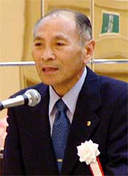 (財)日本バドミントン協会から顕讃賞受賞を受け、あいさつする捧三条バドミントン協会会長