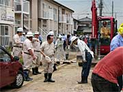 激励する高橋市長のそばでも黙々と作業が進む