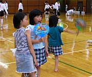 うちわを手に親を応援する子どもたち