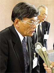 事件の概略を話す松永教育長