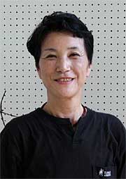 かご編み作品を展示する渡辺さん