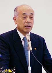 あいさつする財団理事長の内田(株)コロナ社長