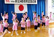 リズムを披露する園児