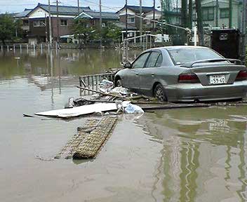 条南小グラウンド、油のにおいがし、水深は深いところで約30cm